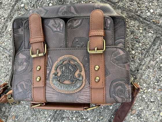 Vielseitige Tasche im Harry-Potter-Hogwarts-Design – Harry potter, Geschenke, Leather (photo 3 of 5)