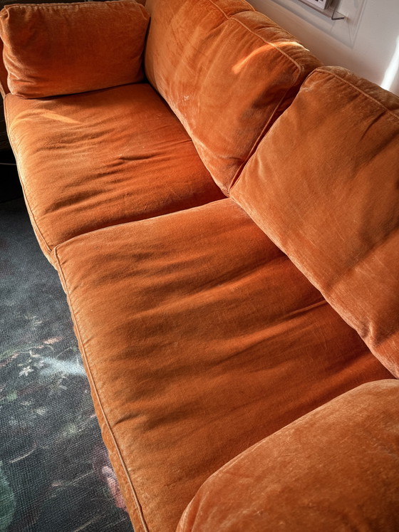 Image 1 of Canapé 2 places en velours orange avec coussins garnis de duvet