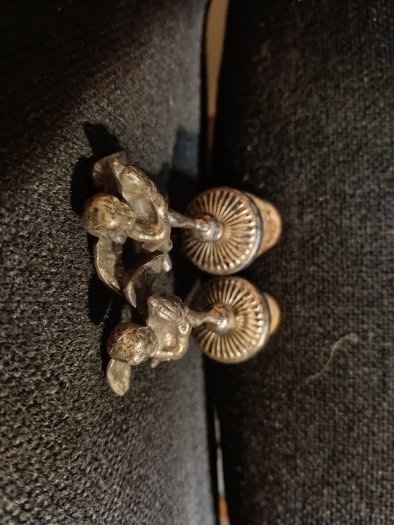 Paire de Bouchons de Bouteille Vintage avec Putti en Métal Argenté – Objets déco, Metal (photo 4 of 6)