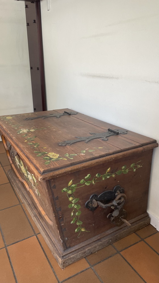 Image 1 of Antike handbemalte Truhe
