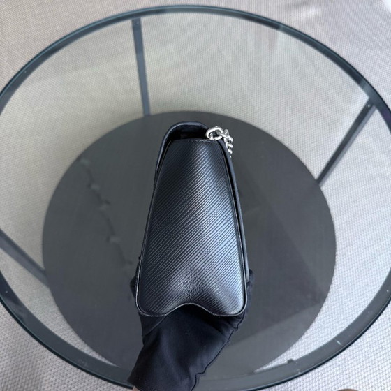 Image 1 of LOUIS VUITTON TWIST MEDIUM MM - EPI LEER ZWART MET ZILVEREN BESLAG