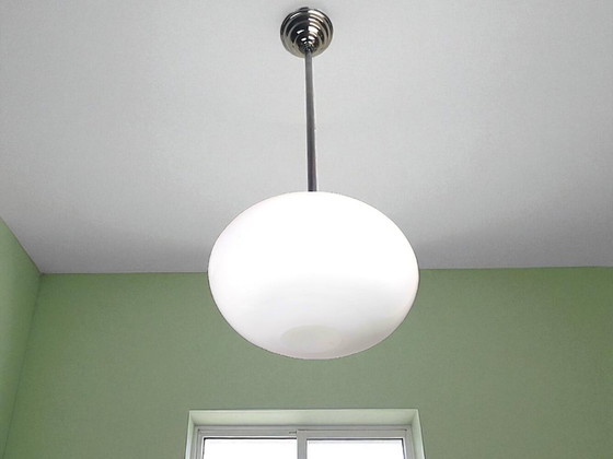 Image 1 of Ovale Art Deco Hängelampe aus weißem Opalglas