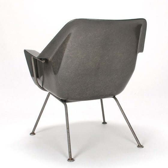 Image 1 of Wim Rietveld y Andre Cordemeyer modelan el sillón 416