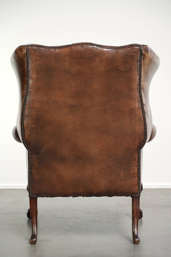 Charaktervoller alter englischer Chesterfield Ohrensessel aus Rindsleder mit schöner Patina und Details (photo 4 of 13)