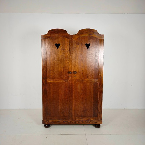 Ein Paar belgische Eichenschränke mit Herzmotiv, 20. Jahrhundert – Kleiderschränke, Wood (photo 15 of 15)