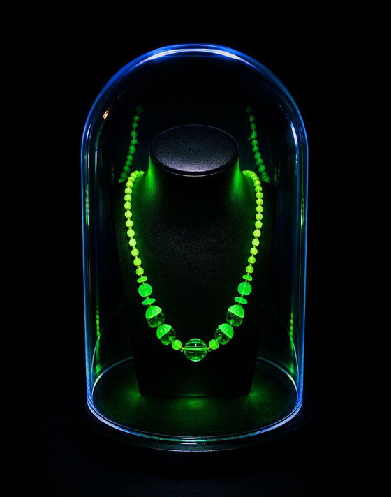 Collana Antica in Vetro all'Uranio Sotto Campana di Vetro – Oggetti decorativi (photo 3 of 7)