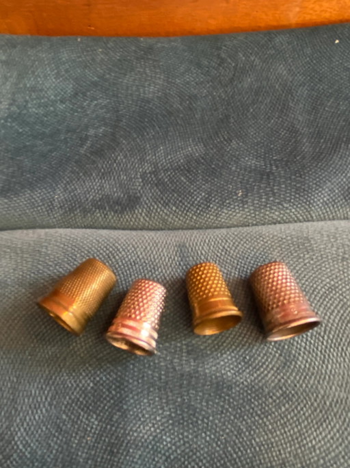 4 antique metal thimbles – decoratieve objecten (photo 2 of 2)