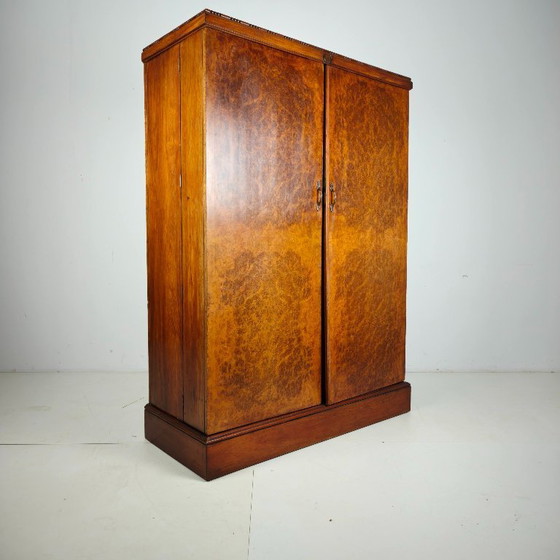 Kompakter Herrenkleiderschrank im englischen Art-Deco-Stil aus hellem Wurzelnussholz – Kleiderschränke, Wood (photo 17 of 17)