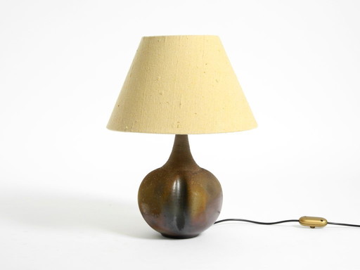 Bellissima lampada da tavolo in ceramica degli anni '60 con paralume in tessuto originale