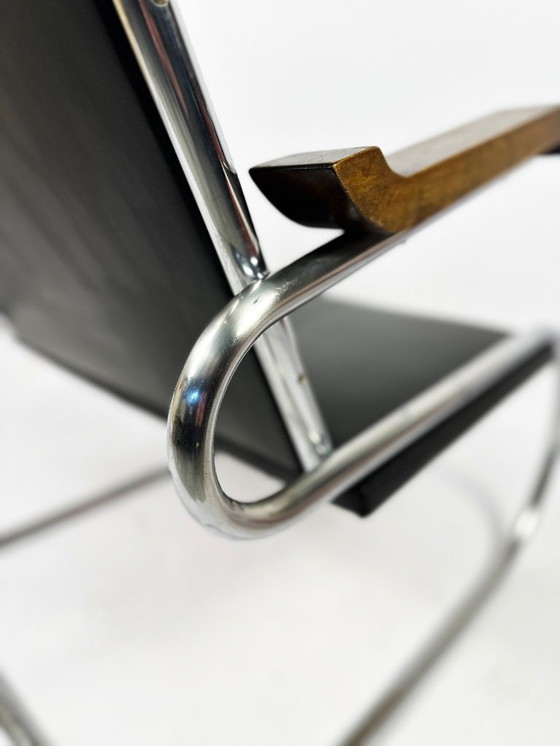 Image 1 of Een paar Bauhaus-fauteuils met cantileverconstructie uit de jaren 1930-1940 – buisvormig staal, houten armleuningen