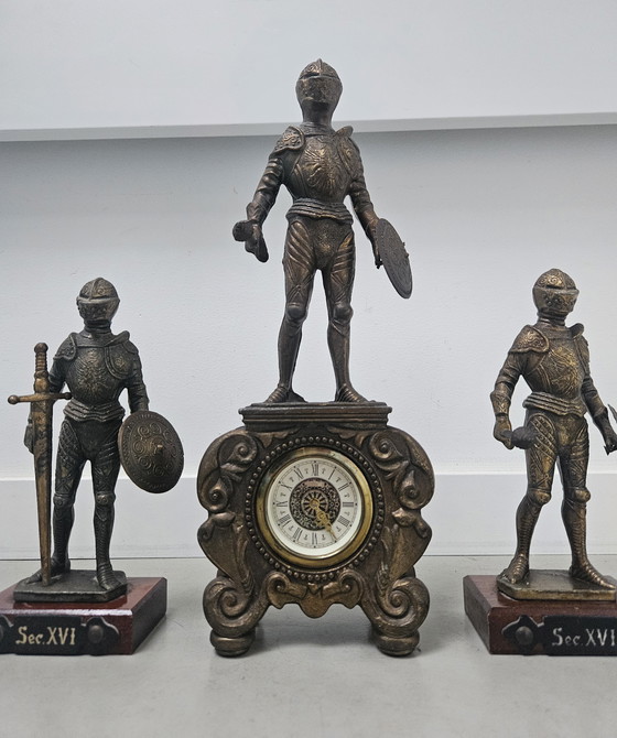 Image 1 of Horloge Chevalier avec statues de chevaliers assorties