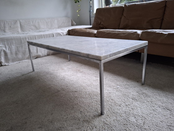 Image 1 of Mesa de centro estilo Florence Knolls, tapa de mármol y base cromada