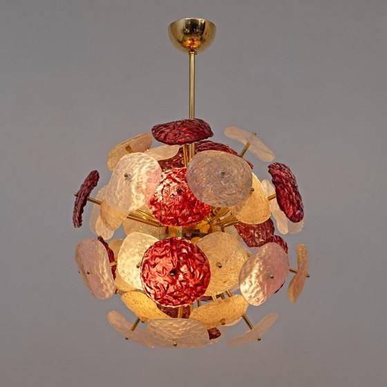 Image 1 of Lampadario Sputnik in vetro di Murano, rosso ciliegia, bianco e champagne, struttura in ottone.