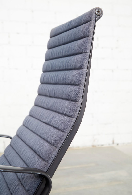 Charles & Ray Eames Stoel EA124 & Ottomane EA125 voor Vitra/Herman Miller – Verstelbare relaxstoel, Textiel (photo 14 of 20)