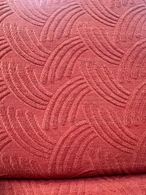 Poltrona vintage cocktail/lounge con braccioli in noce e rivestimento originale in tessuto rosso. Un (photo 8 of 10)