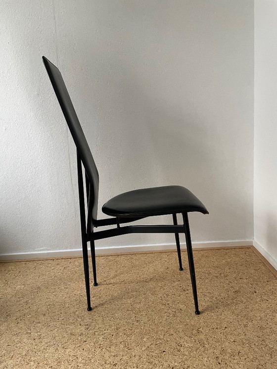Image 1 of Een paar vintage zwarte leren Italiaanse design eetkamerstoelen (Fasem S44)