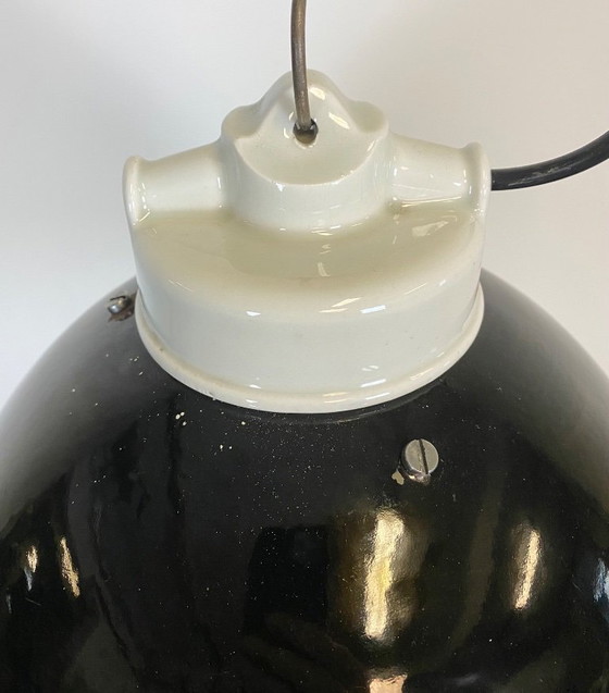 Image 1 of Lampada industriale in smalto nero con parte superiore in porcellana, anni '50