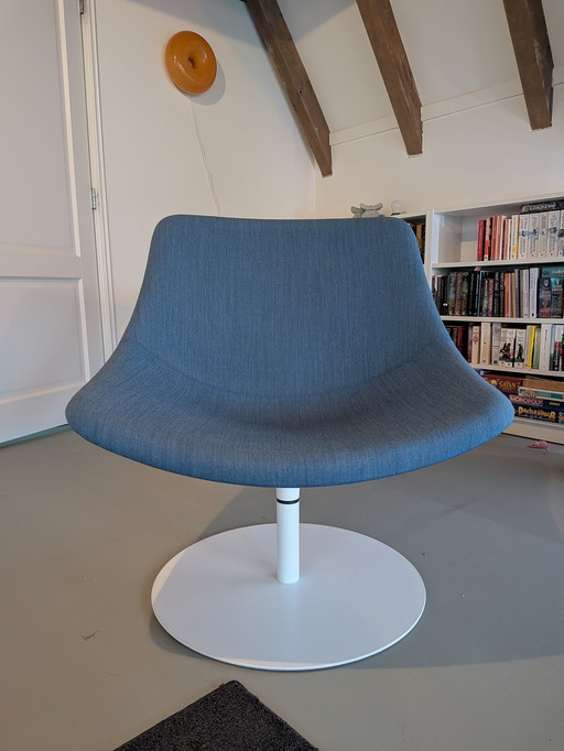 Lapalma Auki lounge chair with disc base