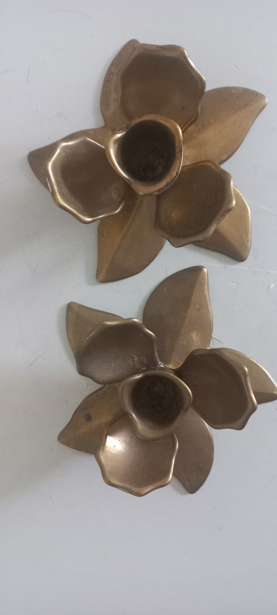Juego de candelabros de latón con forma de flor de estilo moderno de mediados de siglo – Portavelas, Brass (photo 3 of 6)