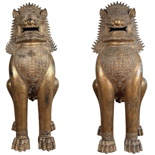 Par monumental de leones de templo tailandeses antiguos dorados al fuego (Singha) – Sello Dharmachakra – Siglo XVIII – H 104 cm 