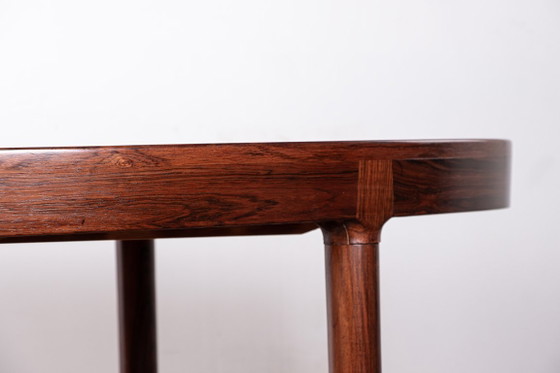 Image 1 of Gran mesa de comedor ovalada y extensible de palisandro danés, diseñada por Harry Østergaard para Randers Mobelfabrik en 1960.