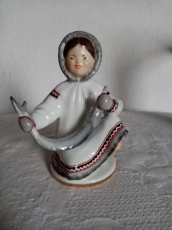 Image 1 of Statuina di porcellana sovietica &quot;Ragazza Inuit Sakha&quot; LFZ 14 cm
