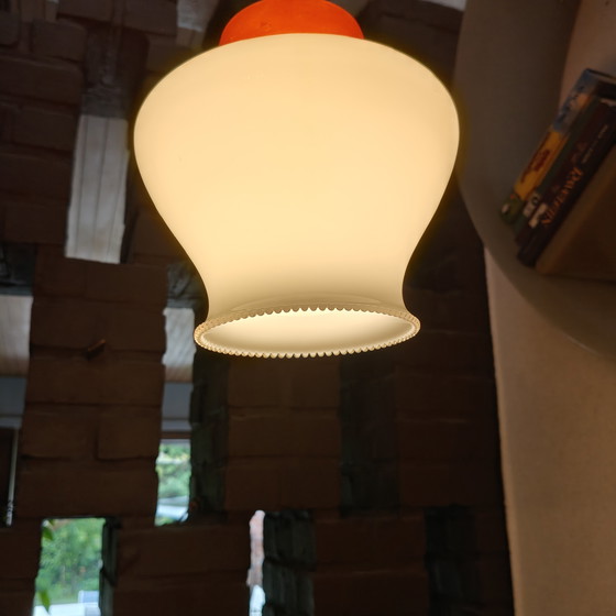 Image 1 of Lampada a sospensione vintage in vetro opalino con paralume rosso – impianto elettrico rinnovato – anni '60/'70