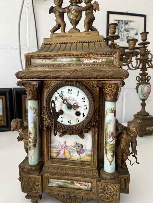 Clock With 2 Candlesticks