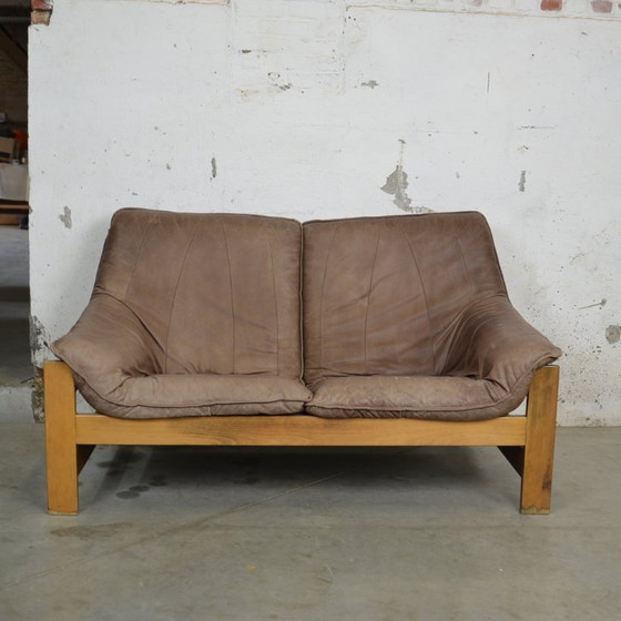 Image 1 of Sofá de cuero con estructura de madera.