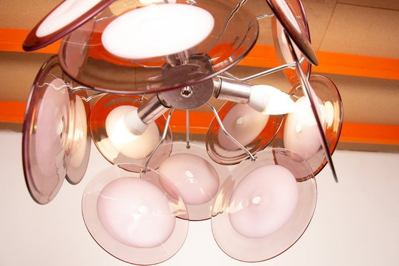 Image 1 of Lampadario “Space Age” composto da 15 pendenti in vetro di Murano rosa e bianco, modello “Disc” di Gino Vistosi 1970.