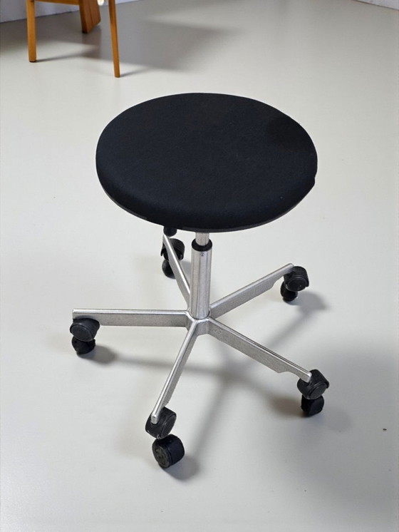 Image 1 of Design Bauhaus Fritz Hansen Büro Arbeits Rollhocker Hocker Stuhl Made in Denmark Arbeitshocker
