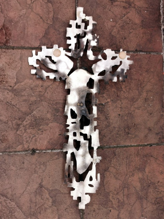 Image 1 of Brutalistisch, groot kruisbeeld van Jezus, vintage bronzen metaalwerk uit de jaren '60.