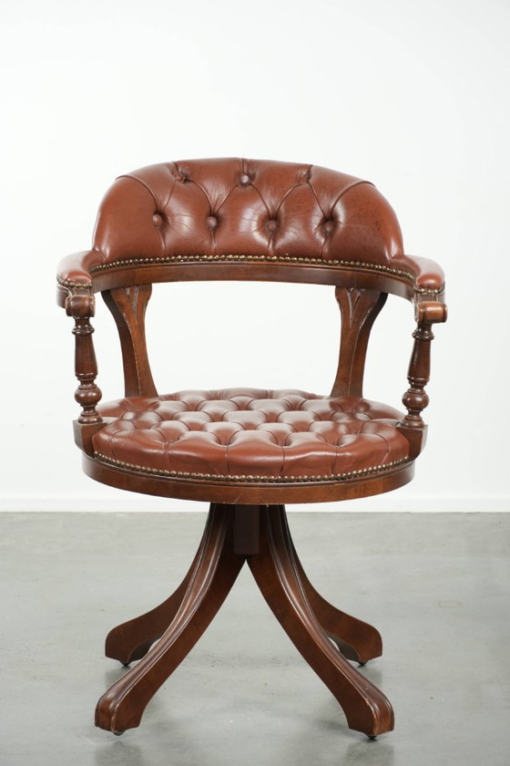 Image 1 of Draaibare rundleren Engelse stijl chesterfield bureaustoel in een mooie bruine kleur