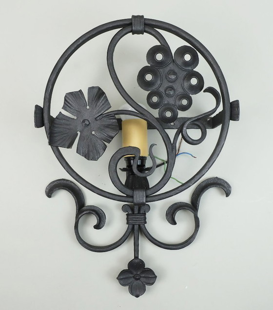 Image 1 of uitstekende 1970 vintage wandlamp smeedijzer en perkament koch & sons brutalistisch rustiek ontwerp