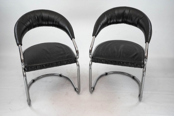 Image 1 of Een paar stoelen van chroom en kunstleer van Giotto Stoppino. Italië, jaren 70.