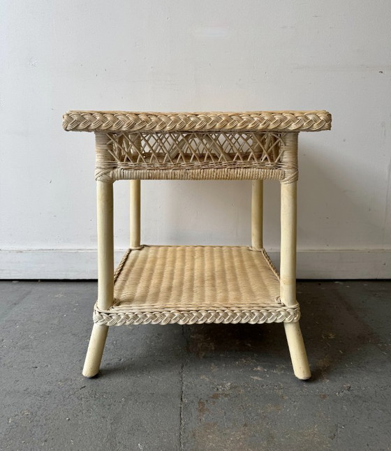 Image 1 of Mesa auxiliar de mimbre y ratán pintada de blanco