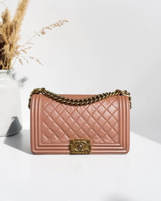 Borsa Chanel Boy Medium - 25 cm in pelle di vitello trapuntata, colore rosa cipria, con finiture dorate, serie 20