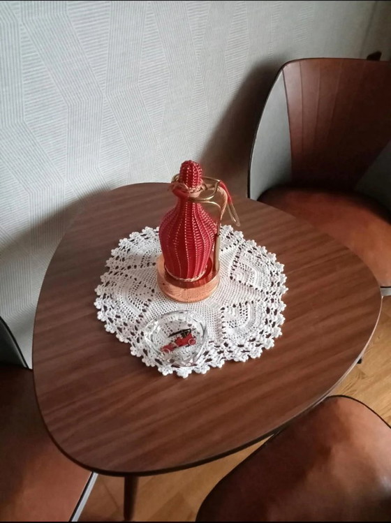 Image 1 of Juego de sillones club de mediados de siglo que incluye una mesa en forma de riñón y tres sillas. Conjunto de asientos estilo ro