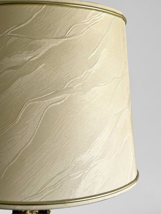 Image 1 of Lampe de table style Louis XVI au putto en métal doré et base effet onyx – 48 cm