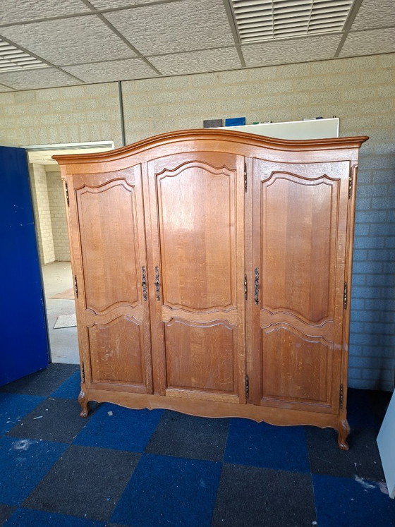 Hölzerner Kleiderschrank mit drei Türen, Kleiderschränke, Holz, Metall, Braun, Klassiek (Foto 4 von 10)