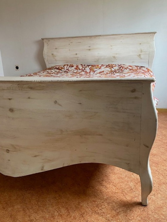 Image 1 of Wit houten tweepersoonsbed met lattenbodems en nachtkastjes