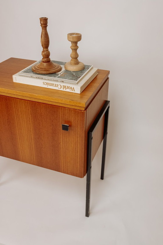 Image 1 of Mobiletto vintage in legno con gambe in acciaio nero