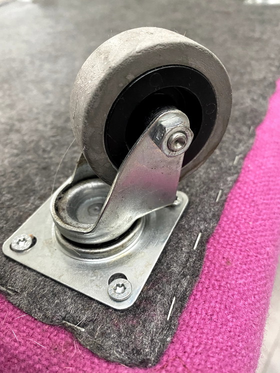 Image 1 of Puff moderno con ruedas - SUBSTANCE - Lila/Morado