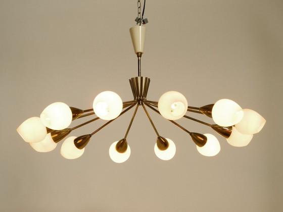 Image 1 of Rarissimo splendido lampadario a 12 bracci in ottone del Mid Century con paralumi in vetro opalino