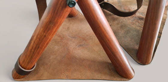 Coppia di sgabelli pieghevoli in teak massello e pelle marrone - stile safari chic – Leather, Wood (photo 8 of 15)