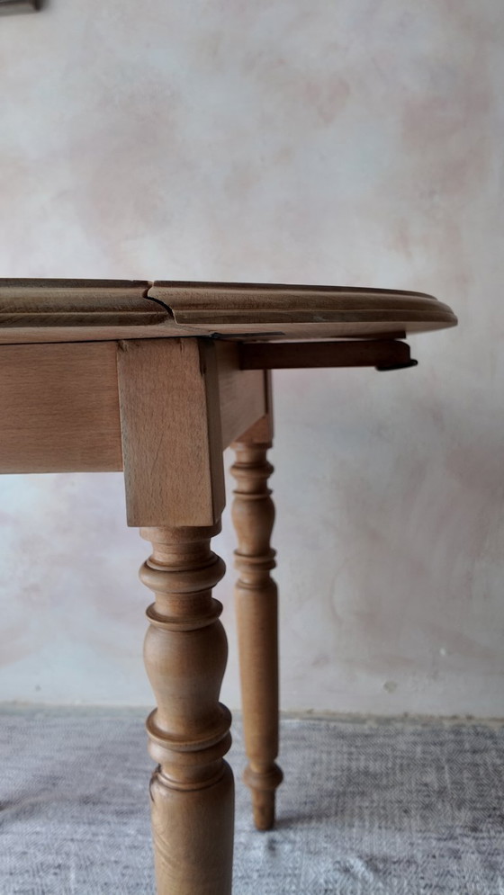 Image 1 of Mesa pequeña redonda plegable de madera de haya: encanto rústico.