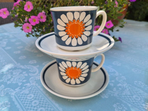 2 tazze e piattini Daisy di Figgjo Flint, Norvegia. Design di Turi Gramstad Oliver. Anni '60.