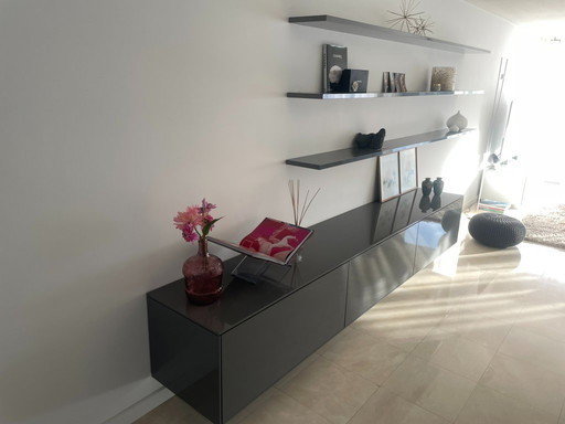 Aparador colgante Interlubke Cube X gris brillante con estantes flotantes