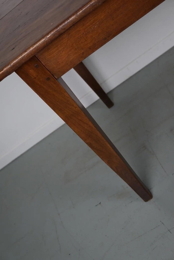 Image 1 of Deze Franse consoletafel werd ontworpen en vervaardigd rond het einde van de 19e eeuw uit marmer en gietijzer. De tafel verkeert