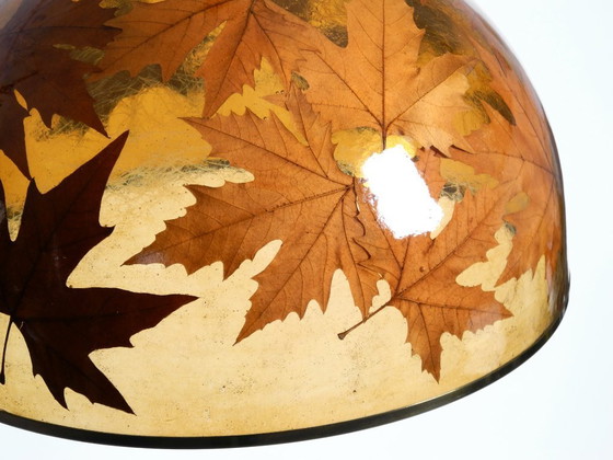 Image 1 of Rara e grande lampada a sospensione italiana degli anni '70 in resina con foglie d'acero incorporate.